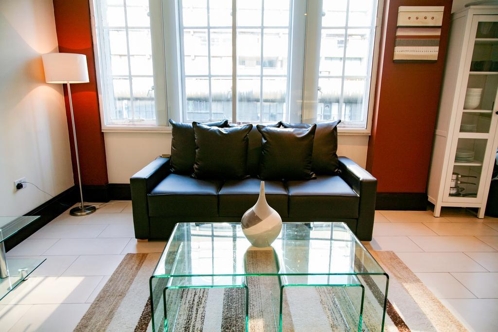 Club Living - Barbican Apartments London Room photo