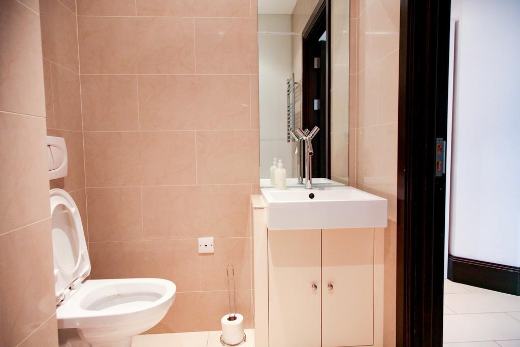 Club Living - Barbican Apartments London Room photo