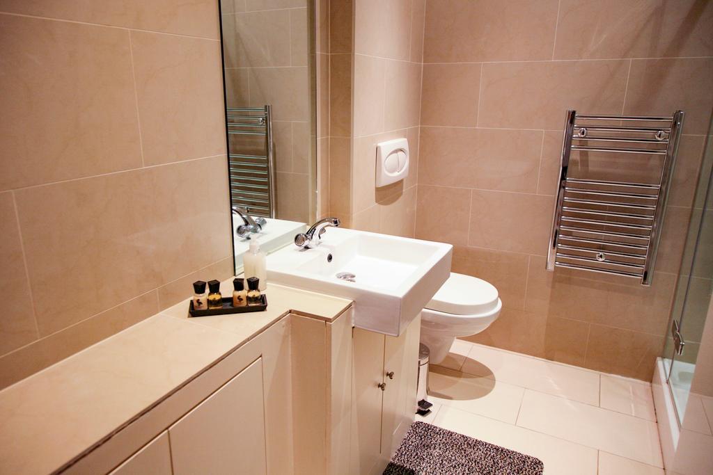 Club Living - Barbican Apartments London Room photo